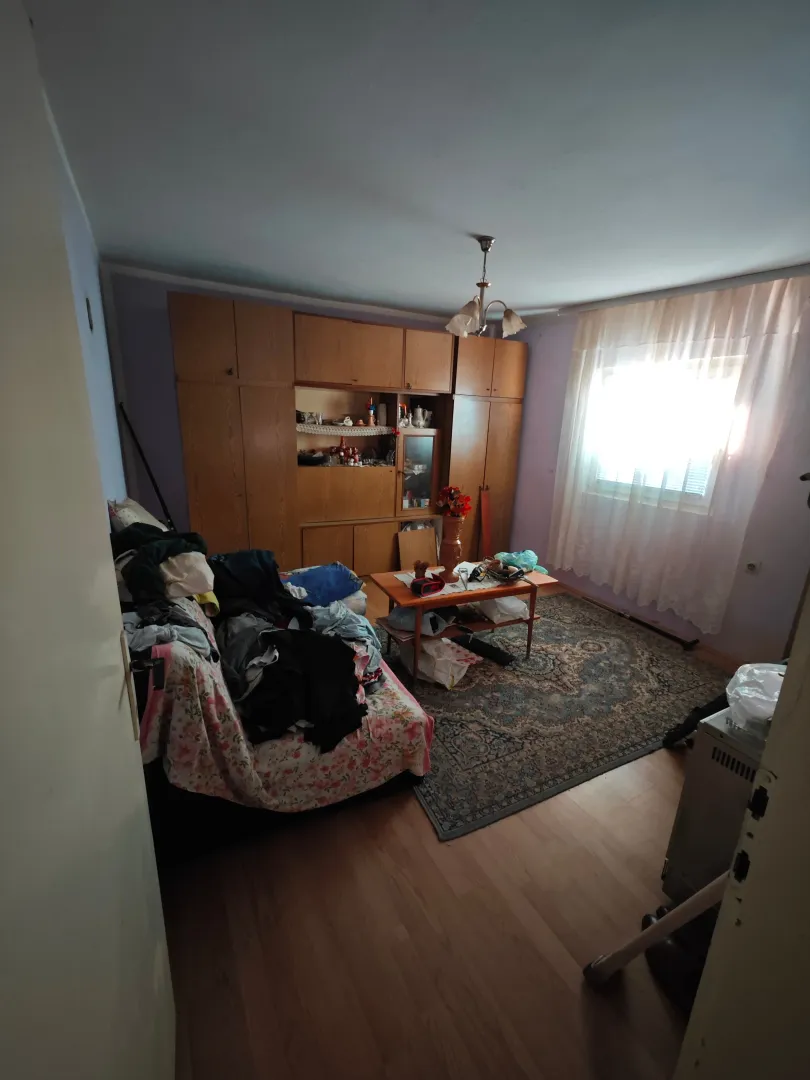 Dnevna soba sa garniturom i velikim ormanom.