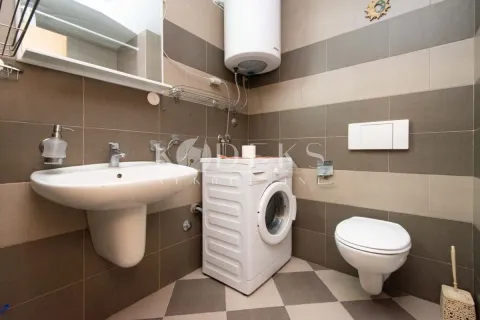 Kupatilo opremljeno umivaonikom, WC šoljom, mašinom za veš i bojlerom. - image 4