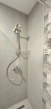 Moderan tuš prostor sa pločicama u kupatilu. - image 5