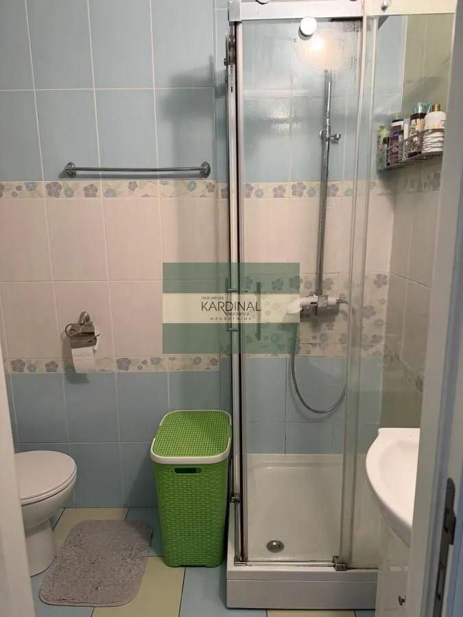 Kupatilo sa tuš kabinom, WC šoljom i umivaonikom.