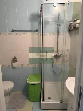 Kupatilo sa tuš kabinom, WC šoljom i umivaonikom. - image 3