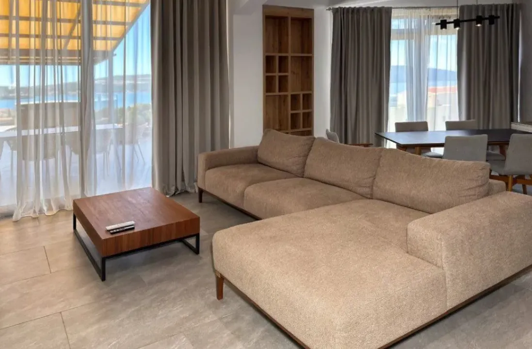 Izdavanje, dvosoban stan, 150m², Tivat, Crna Gora