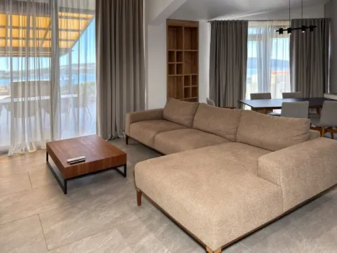 Izdavanje, dvosoban stan, 150m², Tivat, Crna Gora