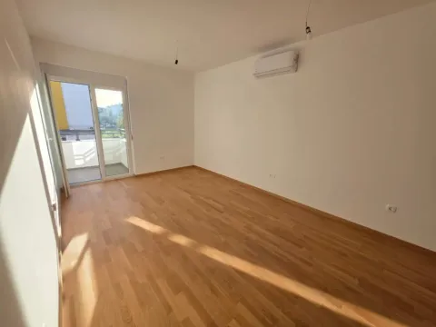 Prodaja, jednosoban stan, 45m², Pobrežje, Podgorica - image 12