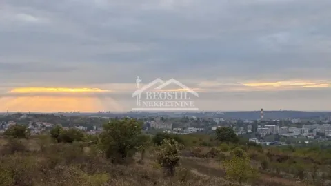 Pogled na grad sa oblačnim nebom i zalaskom sunca u daljini. - image 2