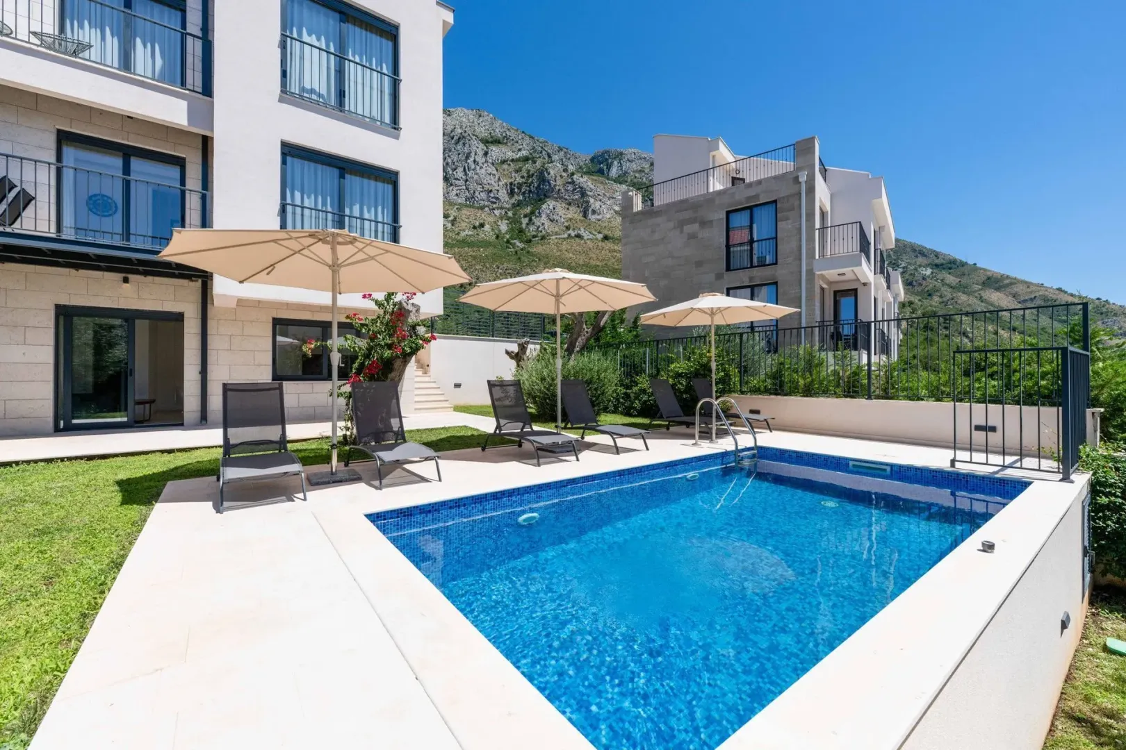 Rent, house, 200m², Reževići, Budva