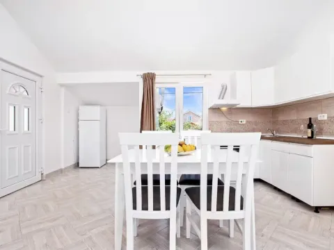 Rent, house, 110m², Tivat, Crna Gora - image 40