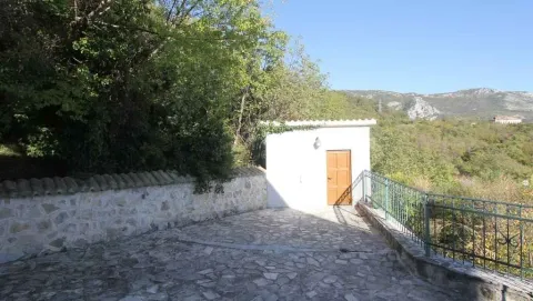 Mali pomoćni objekat sa popločanim dvorištem i ogradom. - image 15