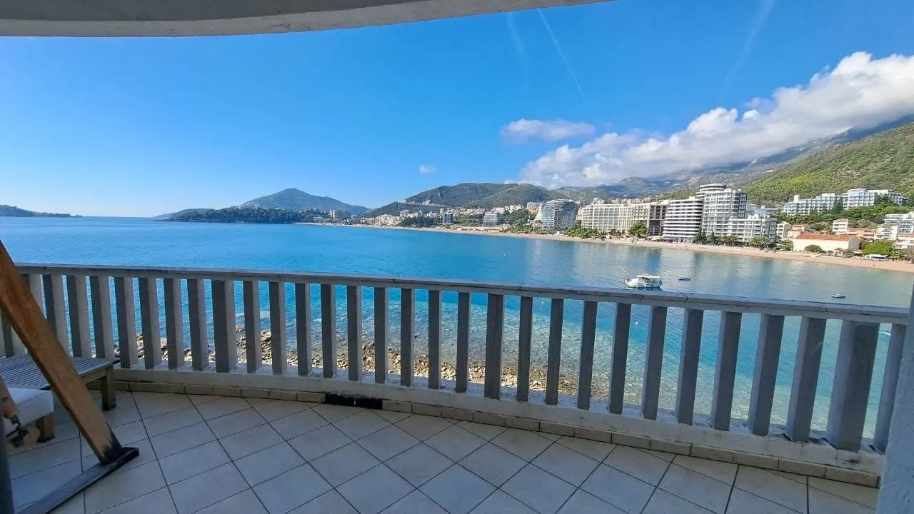 Balkon sa pogledom na more i obalu.