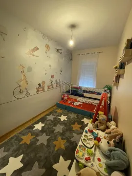 Dječija soba sa krevetom i tapetama sa motivima životinja. - image 5