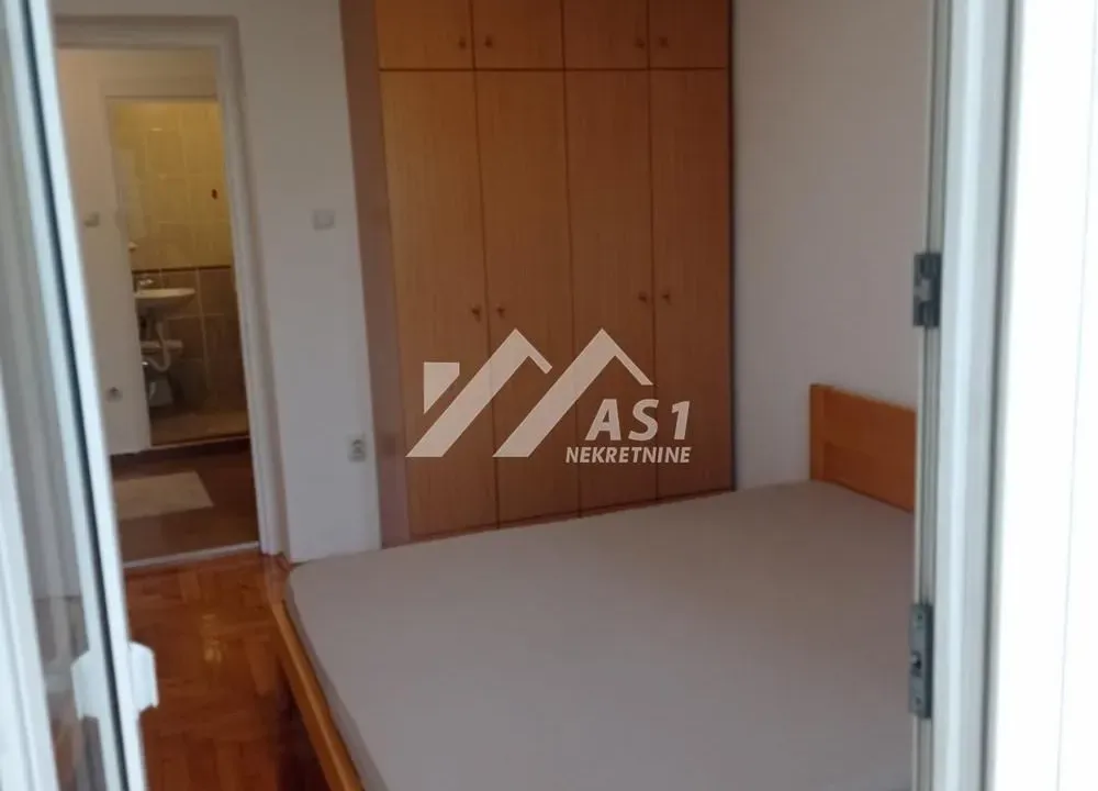 Izdavanje, trosoban stan, 82m², Centar, Novi Sad