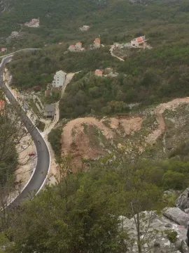 Pogled iz ptičje perspektive na okolni pejzaž sa putem i kućama. - image 3