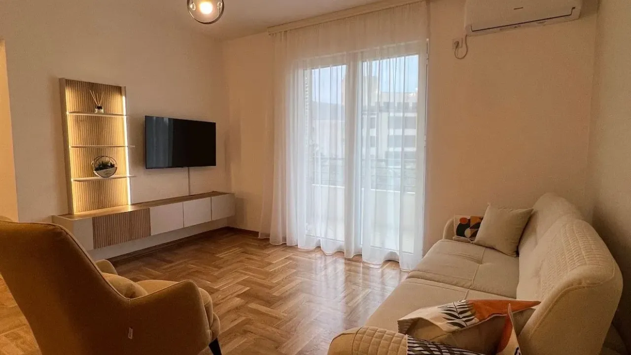 Izdavanje, dvosoban stan, 64m², Bečići, Budva