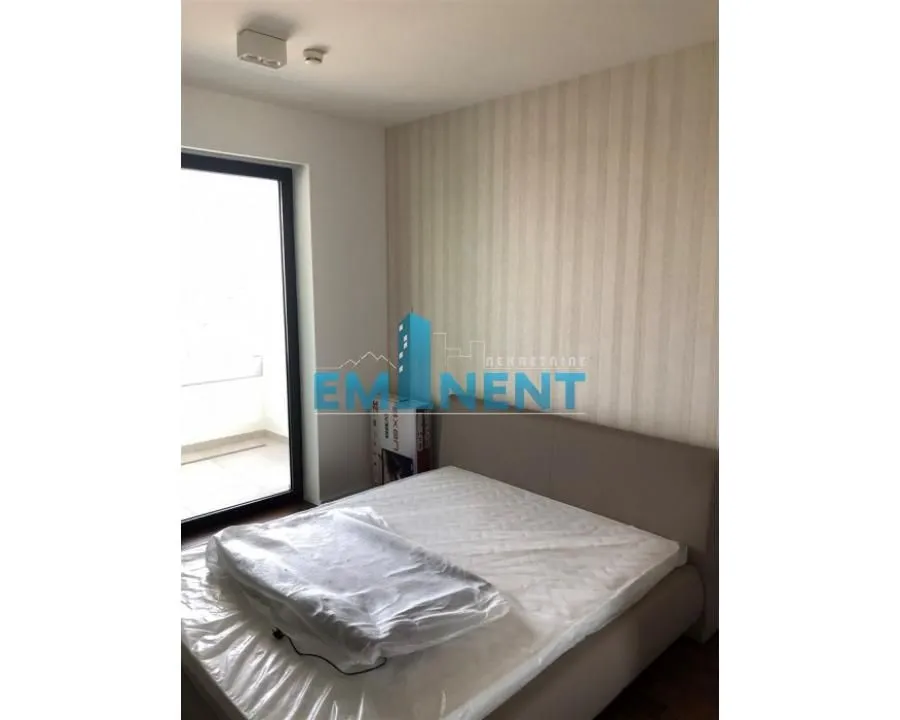 Bedroom with a double bed and access to the terrace.