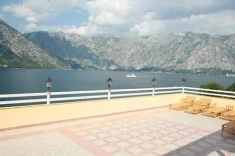 Prostrana terasa sa ležaljkama i lijepim pogledom na zaliv. - image 2