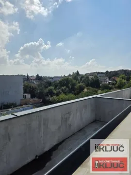 Pogled sa balkona na okolno naselje i zelenilo. - image 12