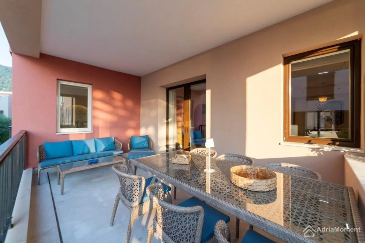 Sale, three bedroom apartment, 201m², Centar, Tivat