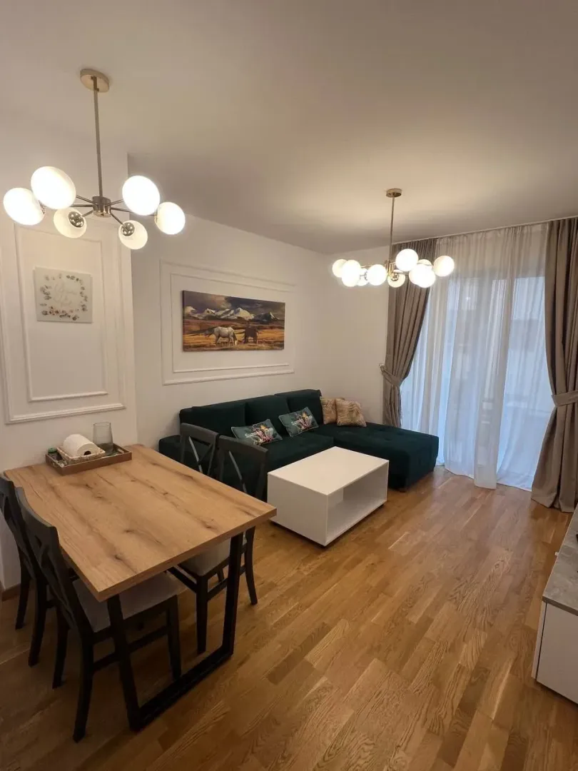 Prostrani dnevni boravak sa trpezarijom i modernim osvjetljenjem.