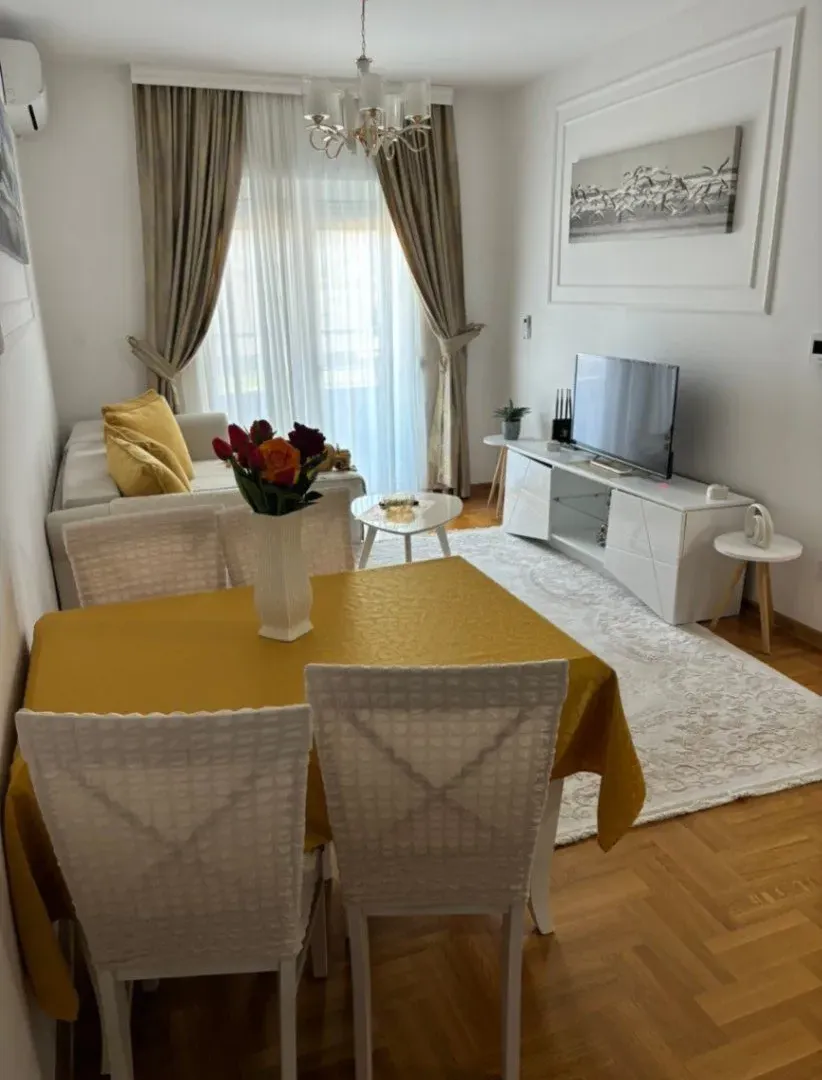 Izdavanje, jednosoban stan, 41m², Centar, Budva