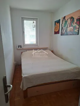 Manja spavaća soba sa bračnim krevetom i prozorom. - image 6