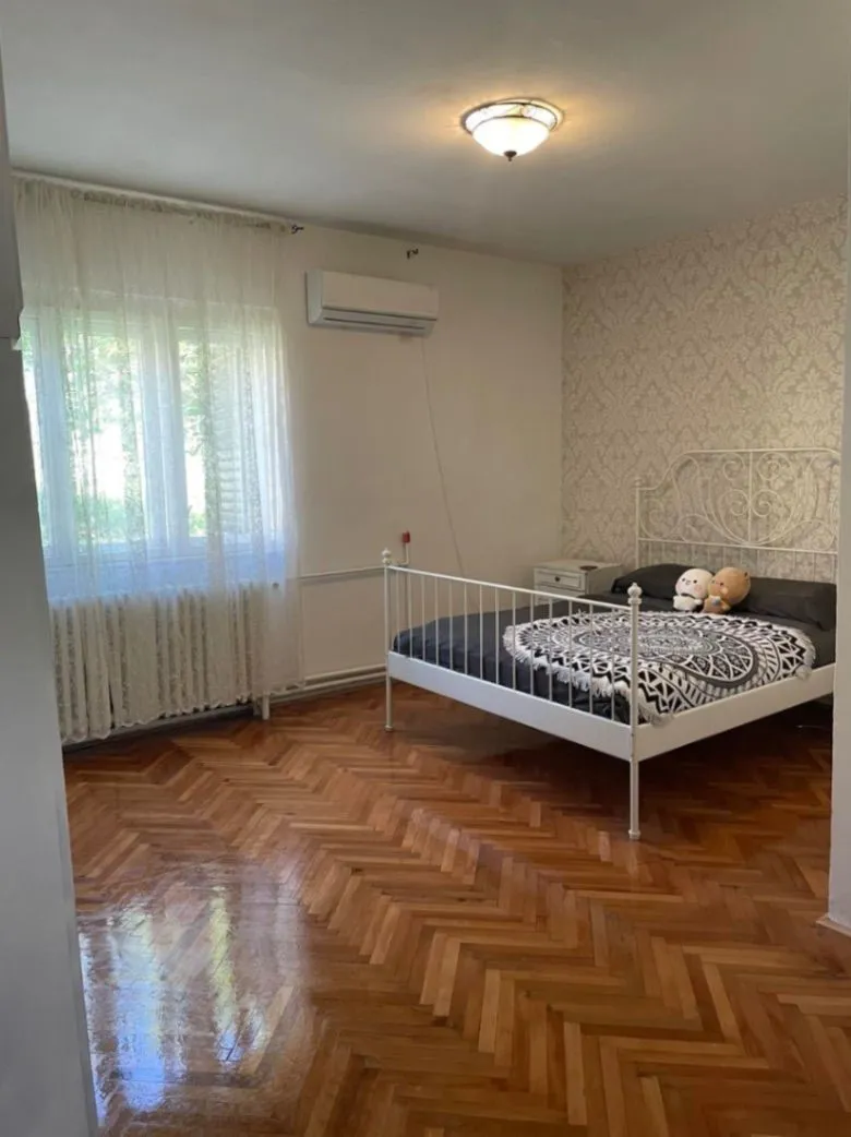 Rent, house, 100m², Centar, Cetinje