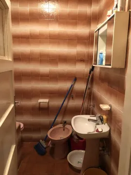 Jednostavno kupatilo sa smeđim pločicama, lavaboom i bideom. - image 23