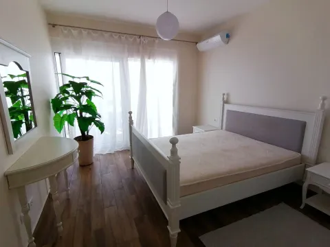 Spavaća soba sa bračnim krevetom, bijelim komadom namještaja i izlazom na terasu. - image 13