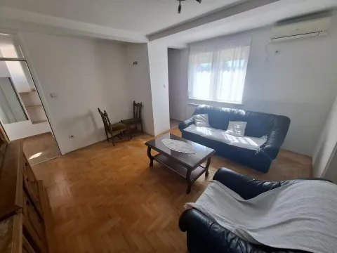 Dnevna soba sa garniturom za sedenje, stočićem i parketom na podu. - image 2