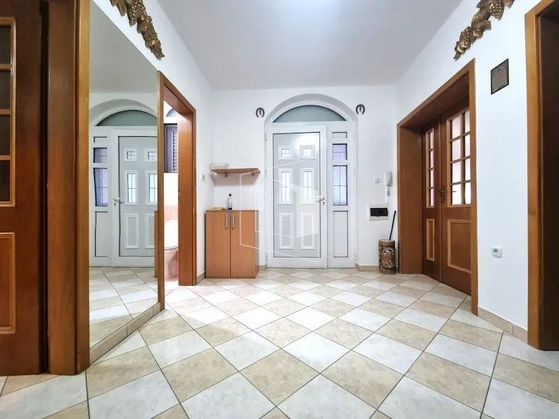 Izdavanje, kuća, 400m², Zlatica, Podgorica
