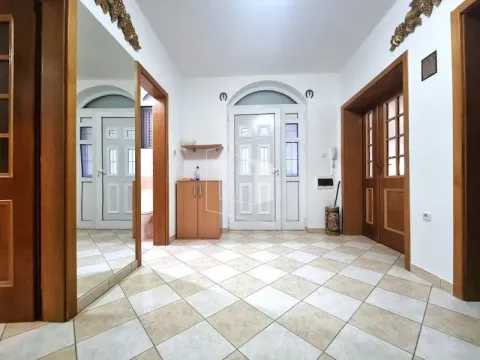 Rent, house, 400m², Zlatica, Podgorica - image 18