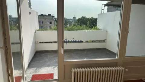 Pogled na prostranu terasu sa popločanim podom i žardinjerom. - image 12