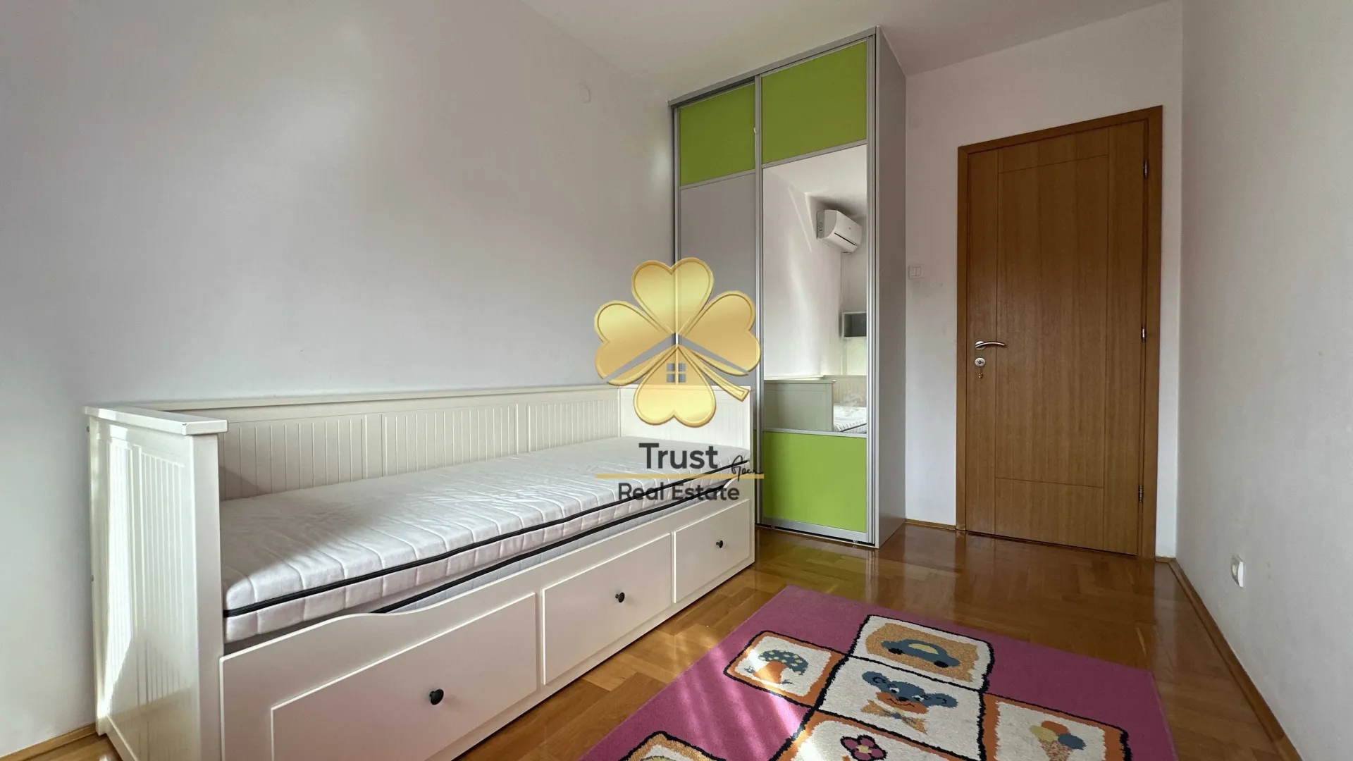 Izdavanje, trosoban stan, 100m², Blok 9, Podgorica