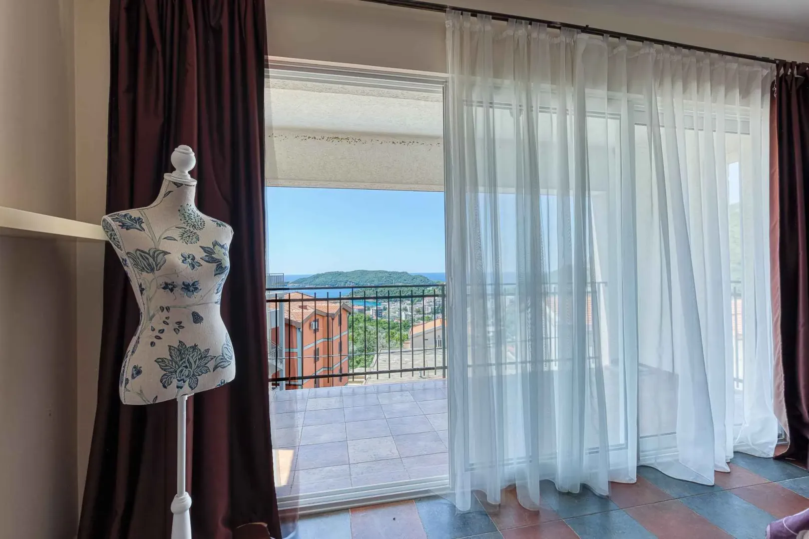 Pogled na more sa terase kroz balkonska vrata.