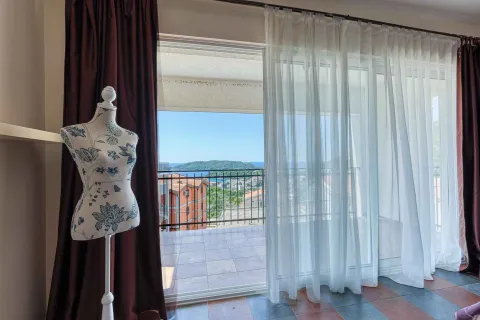 Pogled na more sa terase kroz balkonska vrata. - image 36