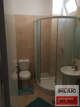 Kupatilo opremljeno tuš kabinom, umivaonikom i wc šoljom. - image 6