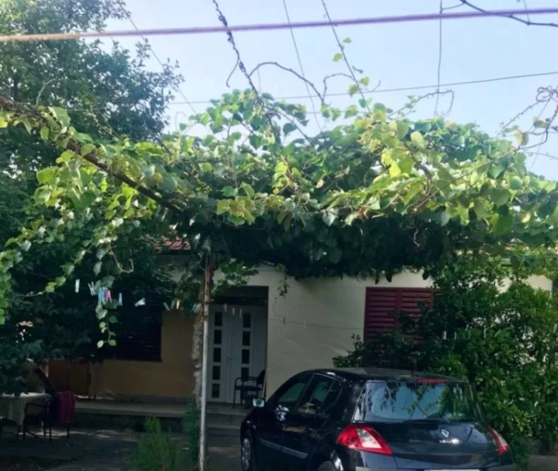 Izdavanje, kuća, 100m², Tološi, Podgorica