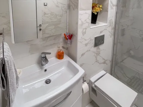 Izdavanje, dvosoban stan, 68m², Bečići, Budva - image 5