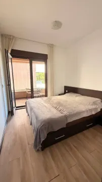 Spavaća soba sa bračnim krevetom i izlazom na terasu. - image 6