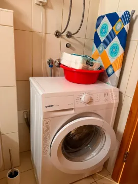 Kupatilo sa mašinom za veš i pratećim predmetima. - image 11