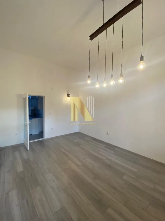 Prodaja, kuća, 199m², Socijalno, Novi Sad Sve Podlokacije