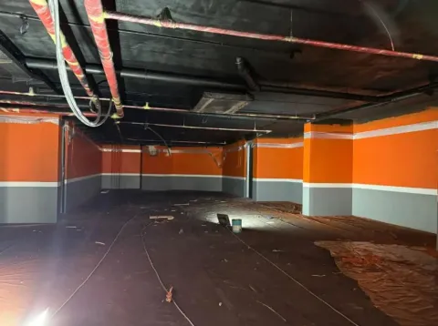 Nezavršen prostor sa vidljivim instalacijama na plafonu i obojenim zidovima. - image 8