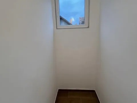 Prodaja, trosoban stan, 85m², Centar, Ćuprija - image 10