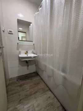 Kupatilo sa umivaonikom, ogledalom i tuš kabinom sa zavesom. - image 11