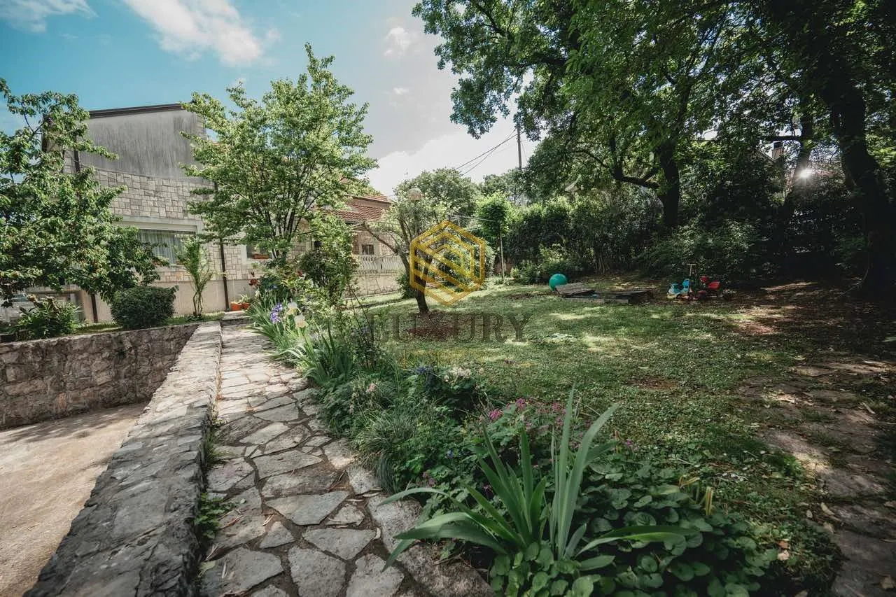 Prodaja, kuća, 350m², Vranići, Podgorica