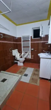 Kupatilo obloženo braon pločicama sa tuš kabinom, WC šoljom i umivaonikom. - image 6