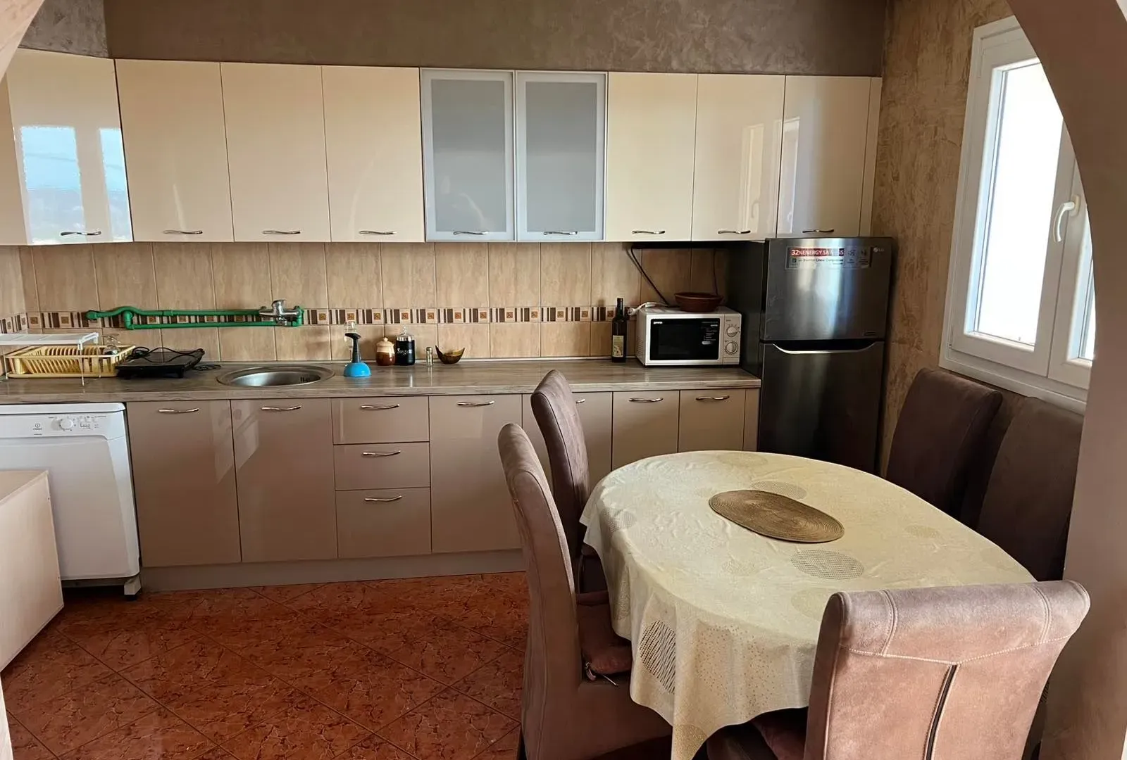 Izdavanje, trosoban stan, 140m², Vranići, Podgorica