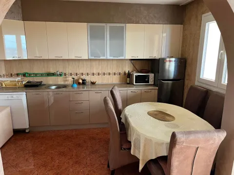 Izdavanje, trosoban stan, 140m², Vranići, Podgorica - image 13