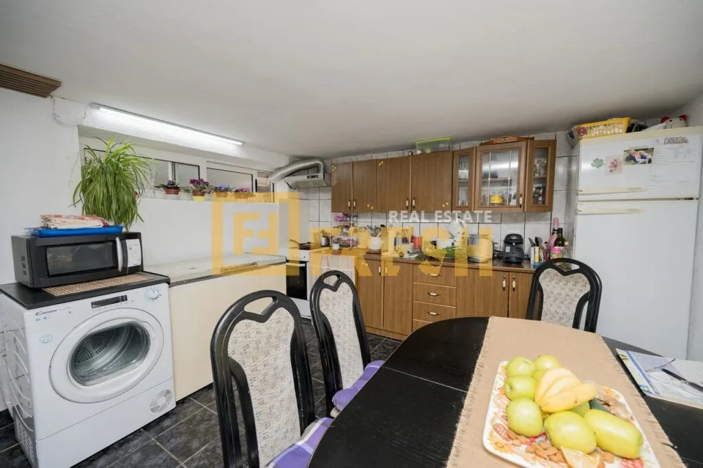 Sale, house, 350m², Vranići, Podgorica