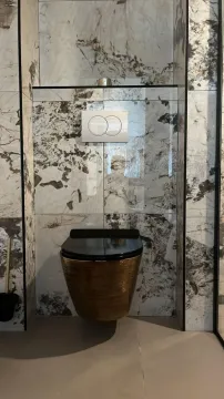 Moderne kupatilo sa mermernim pločicama i unikatnom WC šoljom. - image 9