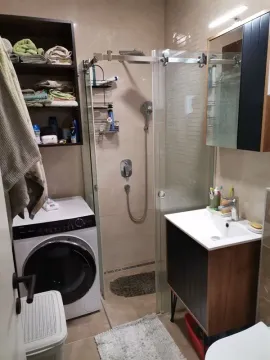Kupatilo sa tuš kabinom, umivaonikom, ogledalom i veš mašinom. - image 10